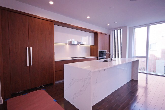 Building Photo - 5 Washington Pl