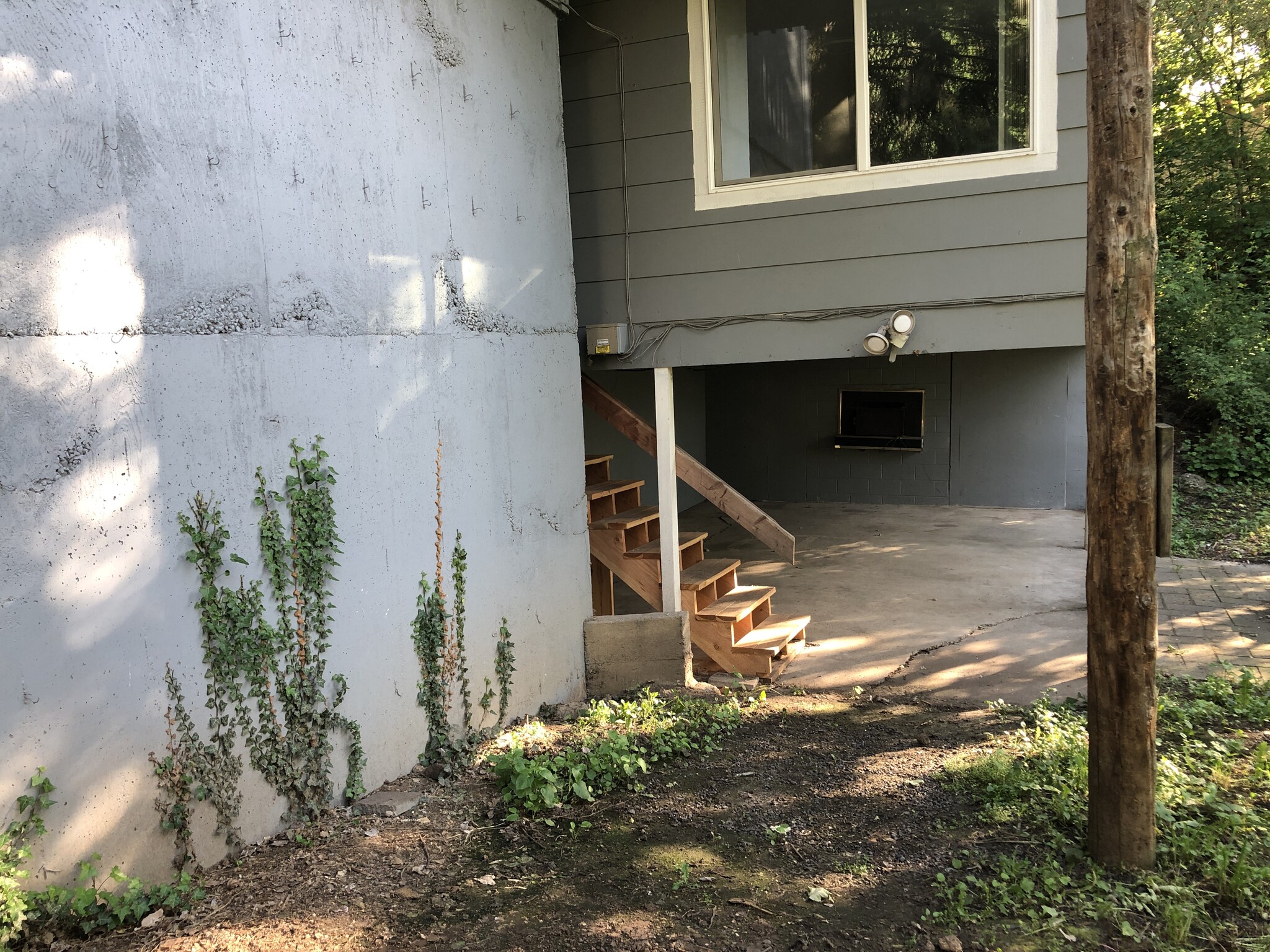 Building Photo - 1265 NE Hillside Dr