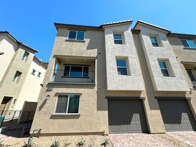 Building Photo - 2662 Champagne Gold Ave