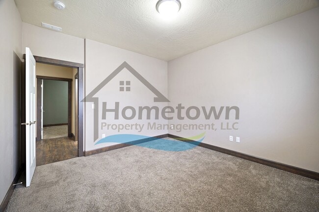 Building Photo - 3 Bedroom 2 Bathroom Home with Attached 3 Car Garage Available in Coeur d'Alene!