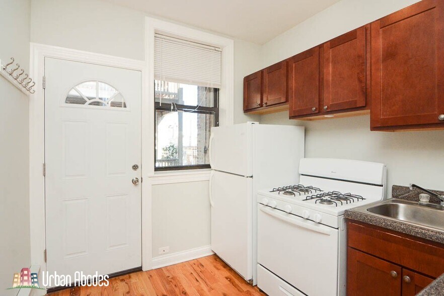 Building Photo - 4415 N Wolcott Ave