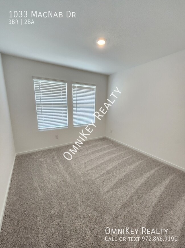 Building Photo - 1033 Macnab Dr