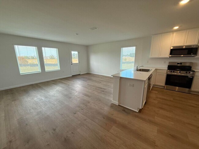 Building Photo - Four Bedroom/Two Bath - Summerdale