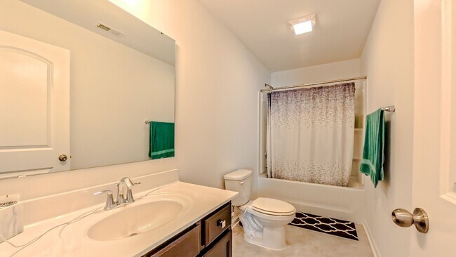 Building Photo - A stylish and modern single-family home wi...