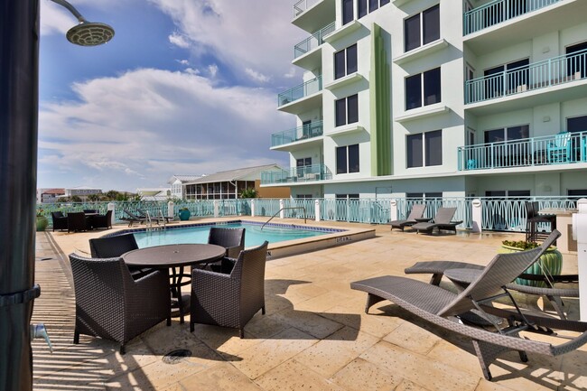 Building Photo - Oceanfront Condo 2 bed/ 2ba Beautifully Decorated and Furnished