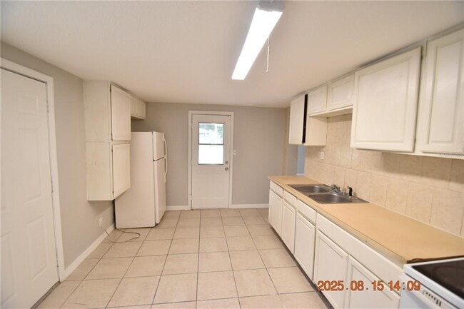 Building Photo - 3008 E 27th Ave