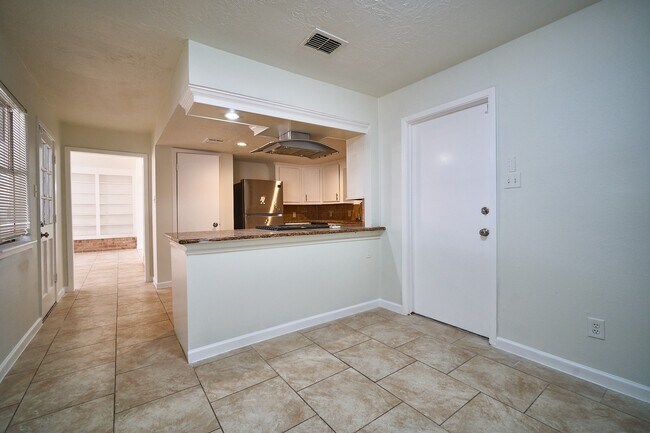 Building Photo - 14034 Utopia Dr