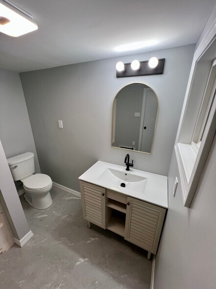 Full Bathroom - 40 Watch St