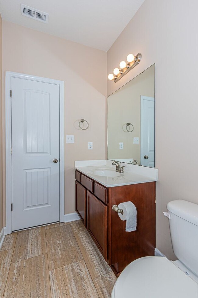 Building Photo - Townhome For Rent!