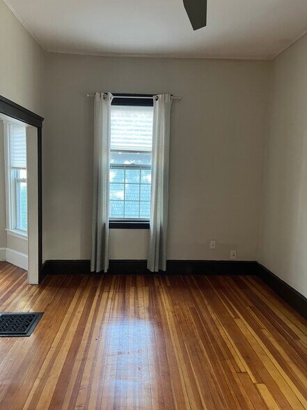Building Photo - 15 S Elm St