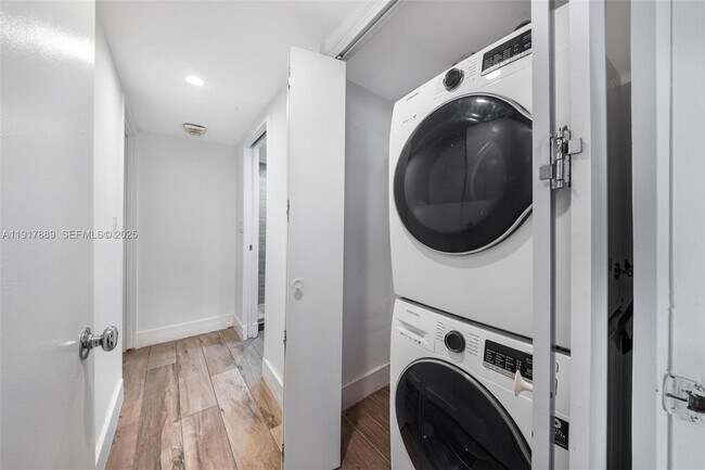 Building Photo - 1541 Brickell Ave