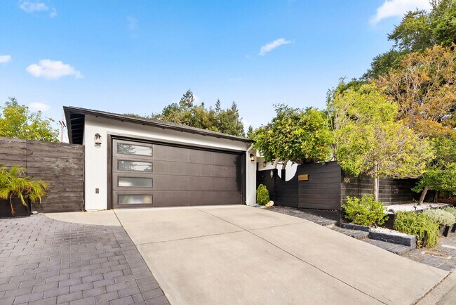 Building Photo - Designer 4BR Retreat with Pool, Indoor-Outdoor Living, and Prime Menlo Park Location