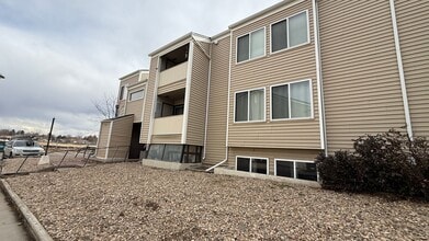 Building Photo - Completely Updated 2 Bedroom 2 Bathroom Condo in High Hollows Available NOW!
