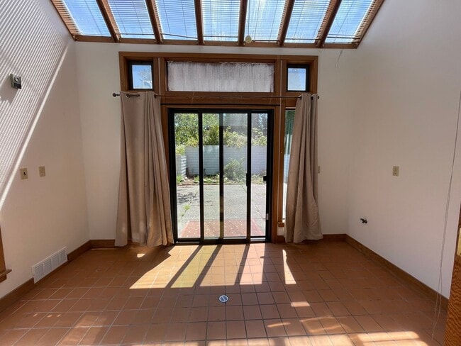 Building Photo - Lovely, Spacious Home with Stunning view o...