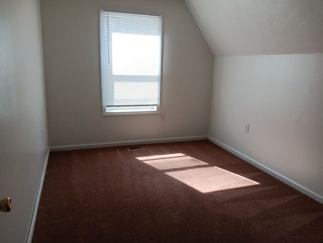 Building Photo - For Rent: 4-bedroom 2-bathroom single family home! Available NOW!