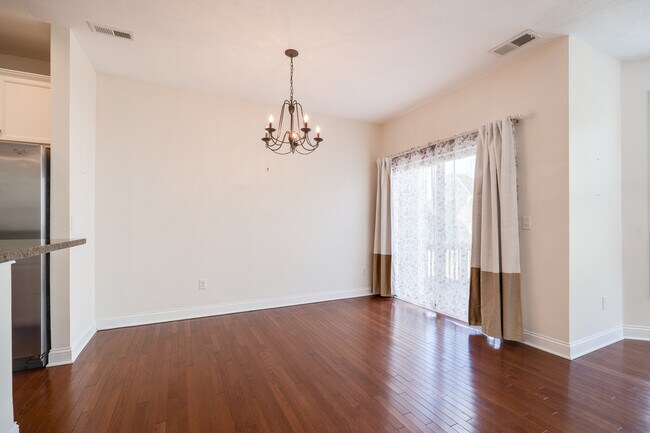 Building Photo - 208 Pointe Oakwood Way