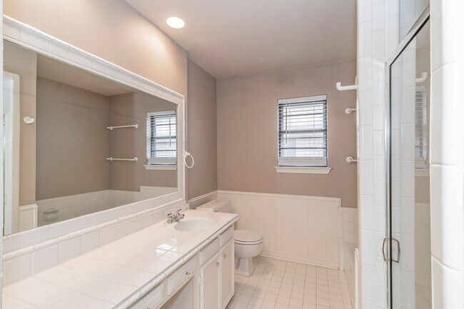 Building Photo - Beautiful townhome in a prime location nea...