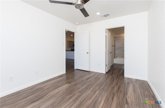 Building Photo - 5901 Betty Lou Dr
