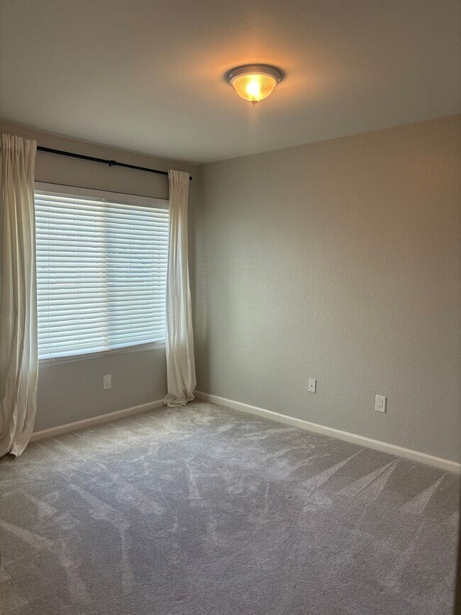 Building Photo - Nice 4 bedroom, 2 bath home