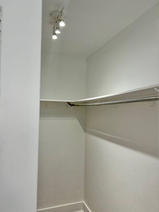 Building Photo - Spacious Studio Beach House Condo!