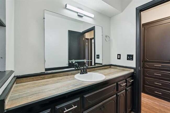 Building Photo - 1420 NE 8th St