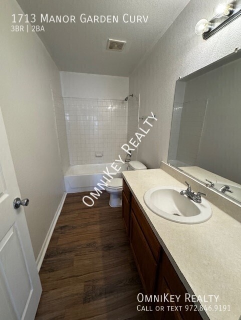 Building Photo - 1713 Manor Garden Curve