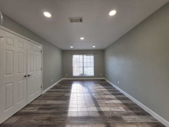 Building Photo - 1682 Village Pkwy
