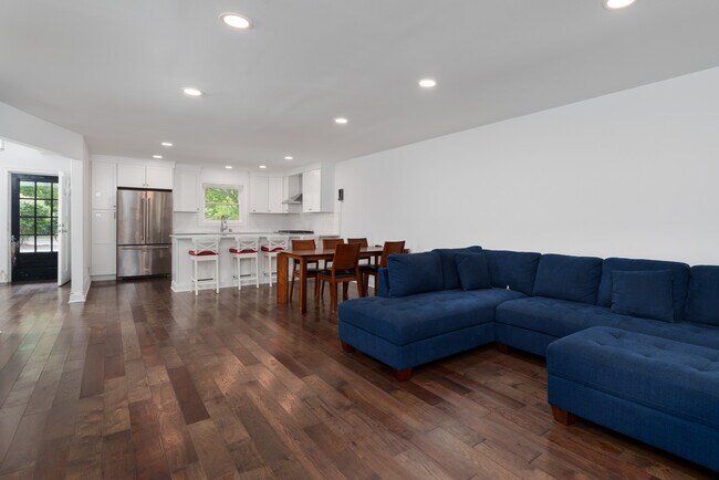 Building Photo - 211 Ross Stevenson Cir