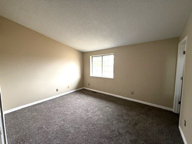 Building Photo - 3 bedroom house in Elko with garage