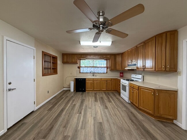 Building Photo - AUGUST PRE-LEASE!  3 Bed, 2 Bath Within Wa...