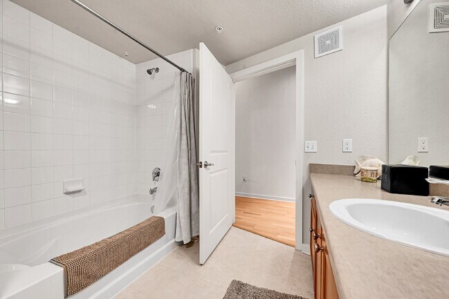 Building Photo - Immaculate, Beautifully Furnished  1-Bed 1-Bath Condo- Available Now!