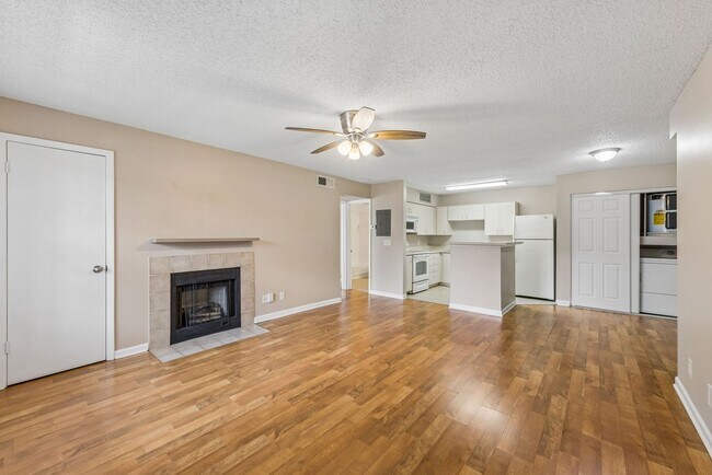 Building Photo - 1/1 Condo in Gated Lakefront Community of Altamonte Springs!