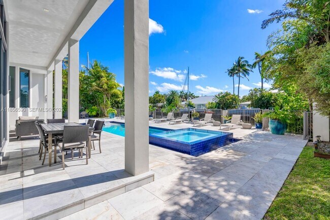 Building Photo - 2700 NE 18th St