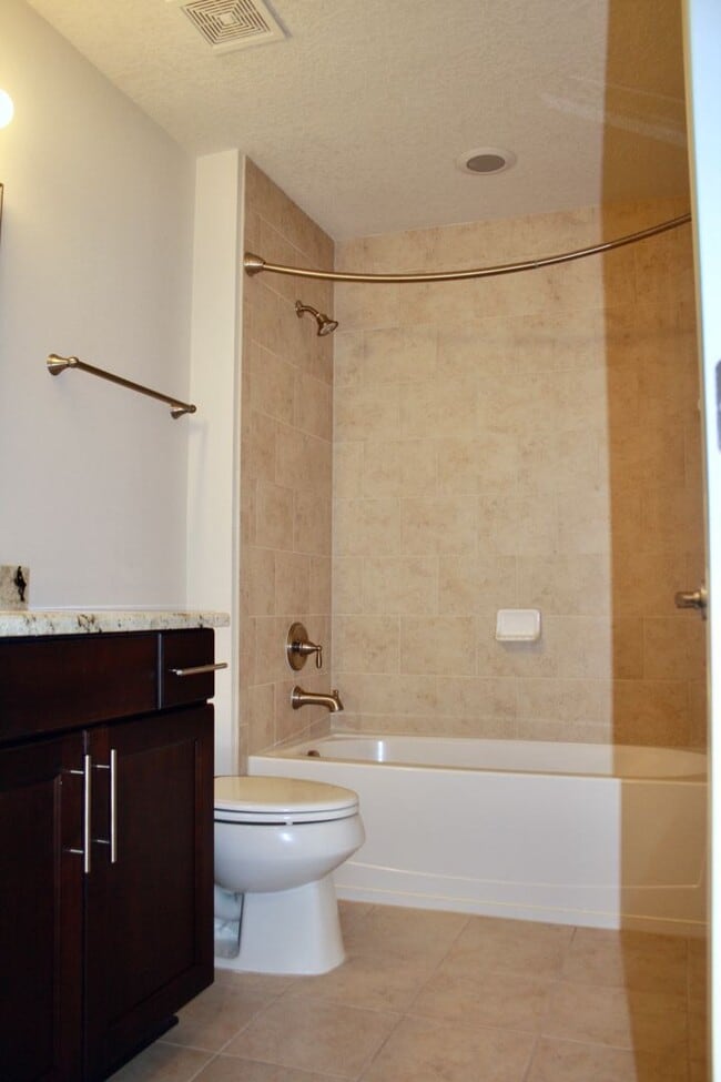 Building Photo - Beautiful Townhome on Peaceful Conservatio...