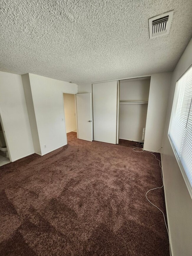 Building Photo - Two-Story condo in Ontario