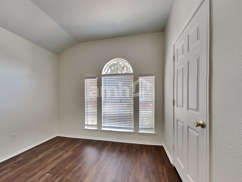 Building Photo - 916 Dixon Ln
