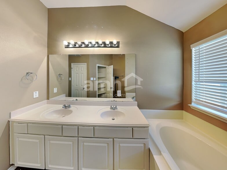 Building Photo - 18494 Sunrise Pines Dr