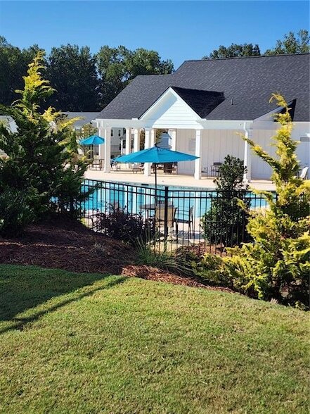 Building Photo - 6050 Sanford Pl