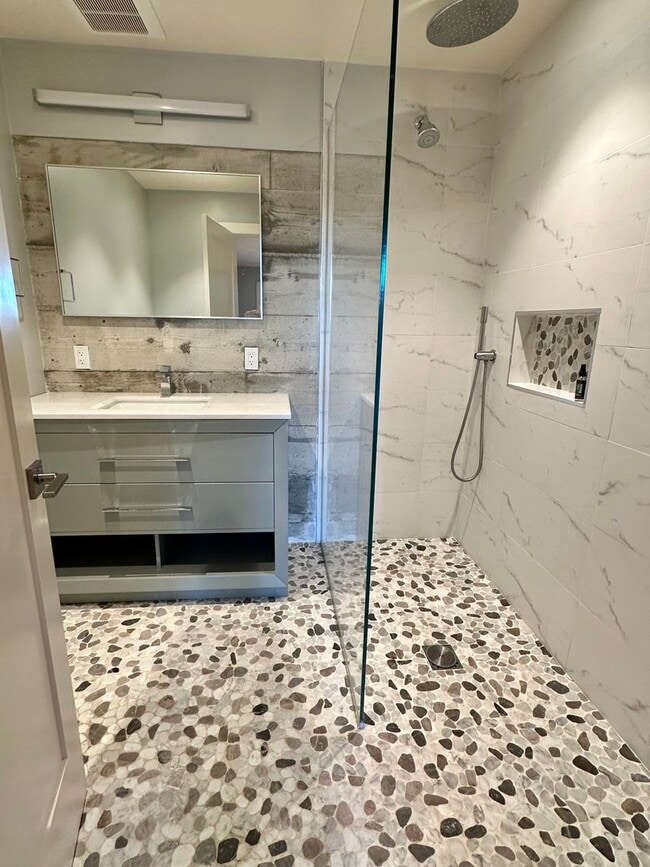 Building Photo - Fairfax Hillside Flat w/Valley Views