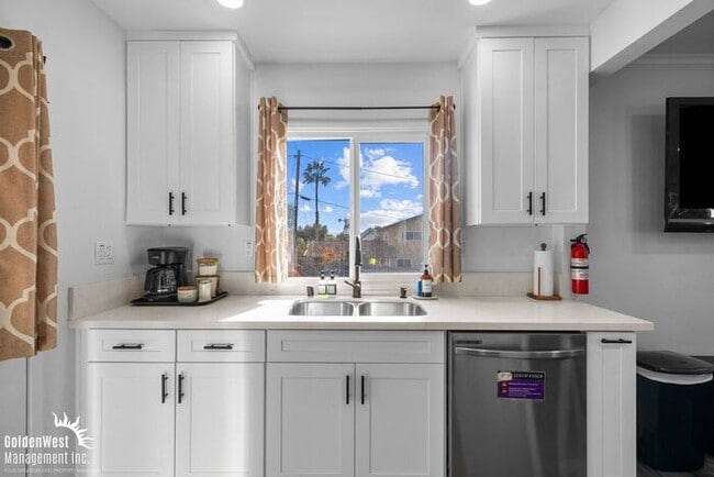 Building Photo - Modern 3Bdm 2Ba Unfurnished Downstairs Unit Located in the Heart of San Diego’s Vibrant Old Town ...