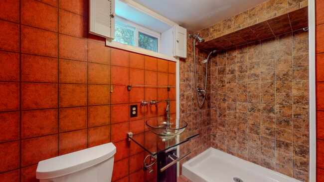 Building Photo - Spacious 3-Bedroom Split-Level with Firepl...