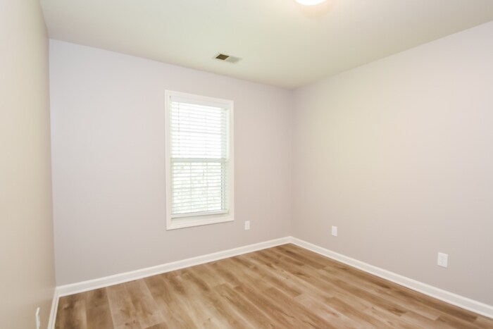 Building Photo - 113 Whispering Ct