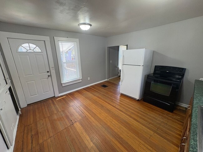 Building Photo - Charming & Spacious 2-Bedroom Home with Private Backyard and Garage Parking