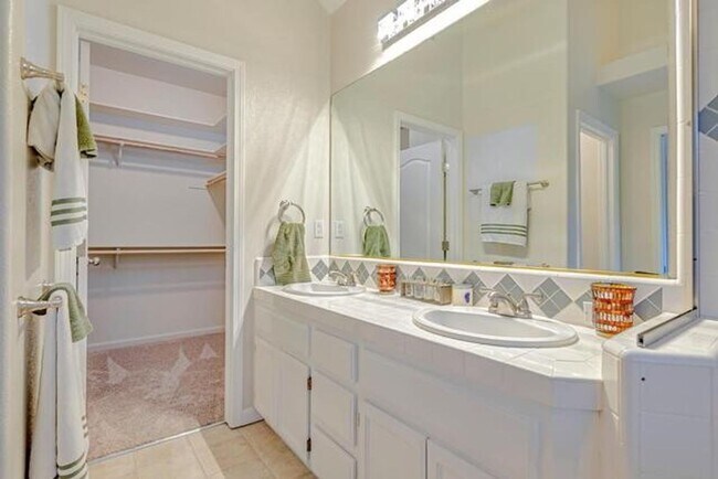 Building Photo - Pristine 3 Bedroom 2 bathroom + Den in Sou...