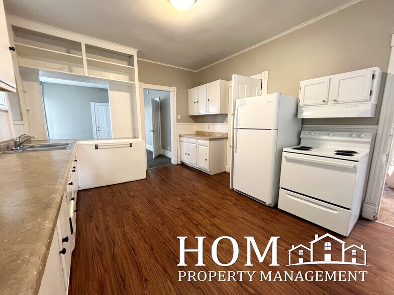 Building Photo - 229 Center St