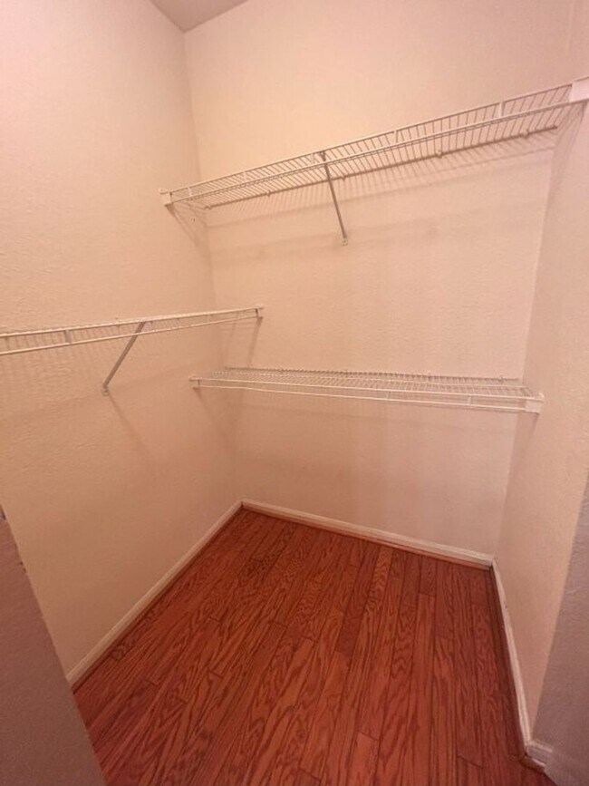 Building Photo - Beautiful Condo in the heart of Downtown O...
