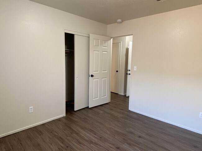 Building Photo - 3503 Shawnee Dr