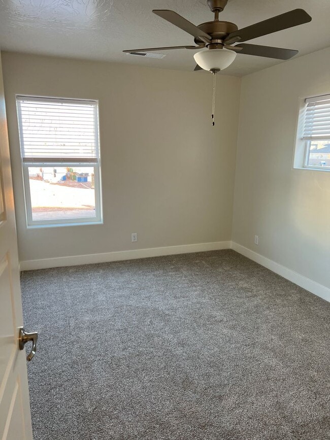 Building Photo - 3 Bedroom 2.5 Bathroom Townhome in Washington!