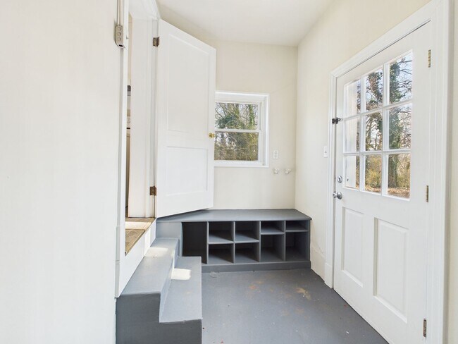 Building Photo - 1815 Powell Rd