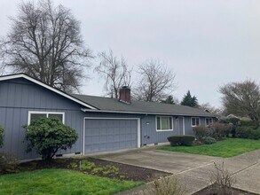 Building Photo - 3 Bedroom, 2 Bathroom in N. Coburg Rd Area